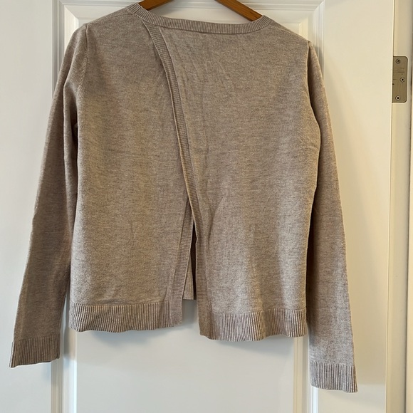 BANANA REPUBLIC beige split back lightweight knit sweater - Picture 3 of 4